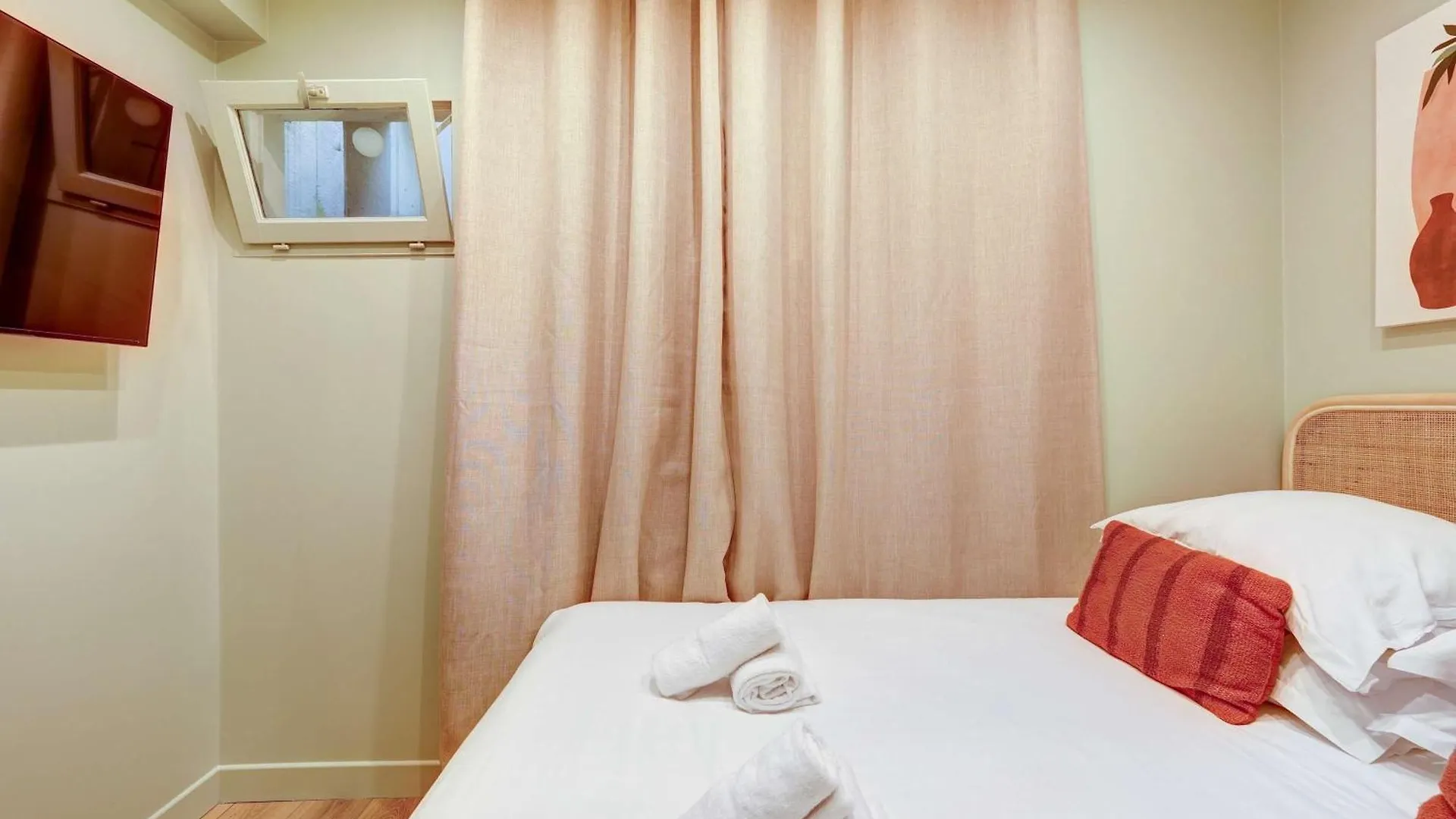 Place De La Nation Cozy 2bd Duplex Apartment
