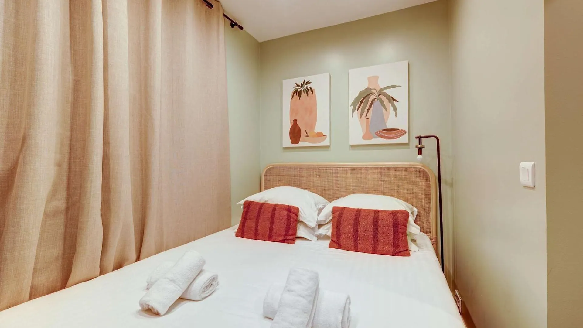Place De La Nation Cozy 2bd Duplex Apartment